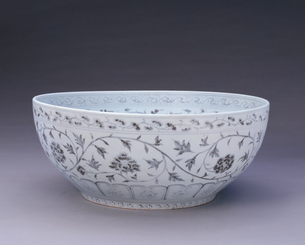 图片[1]-Blue and white bowl with tangled branches and flower patterns-China Archive